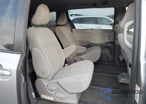 2018 Toyota Sienna Le 7 Passenger z USA, uszkodzony, nr VIN 5TDJZ3DC9JS199452